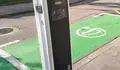 Xoán Carlos González interésase polos cargadores de vehículos eléctricos.