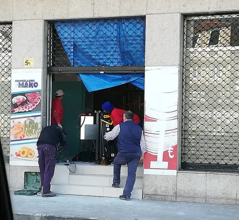 Operarios traballando na cas de apostas durante a corentena.